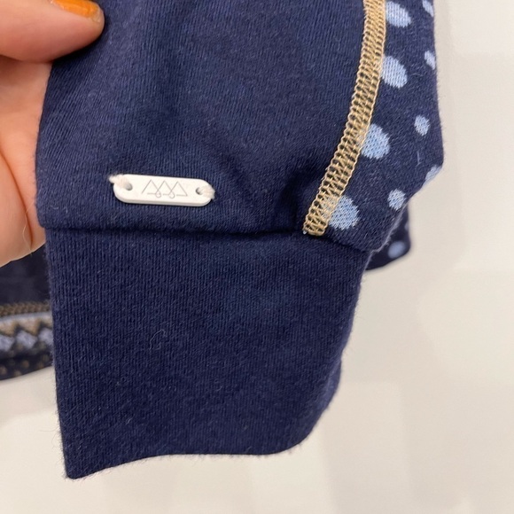 𝅺TISSÉES serrée outdoor shirt size medium - Picture 3 of 9